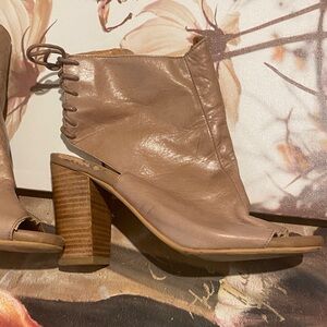 Elegant Tan Leather Women's Heeled Boots